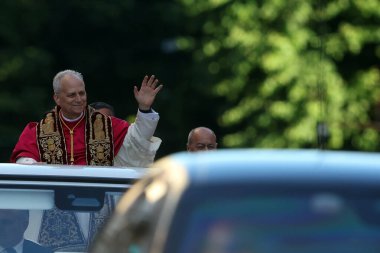 Roma, İtalya 18 Mayıs 2025: Papa XIV. Leo papaya gelir ve yol boyunca inançlıları selamlar. Papa 16. Leo, Robert Francis Prevost, Roma 'daki Santa Maria Maggiore Bazilikasını ziyaret etti..