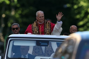 Roma, İtalya 18 Mayıs 2025: Papa XIV. Leo papaya gelir ve yol boyunca inançlıları selamlar. Papa 16. Leo, Robert Francis Prevost, Roma 'daki Santa Maria Maggiore Bazilikasını ziyaret etti..