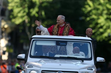 Roma, İtalya 18 Mayıs 2025: Papa XIV. Leo papaya gelir ve yol boyunca inançlıları selamlar. Papa 16. Leo, Robert Francis Prevost, Roma 'daki Santa Maria Maggiore Bazilikasını ziyaret etti..