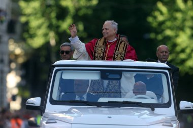 Roma, İtalya 18 Mayıs 2025: Papa XIV. Leo papaya gelir ve yol boyunca inançlıları selamlar. Papa 16. Leo, Robert Francis Prevost, Roma 'daki Santa Maria Maggiore Bazilikasını ziyaret etti..