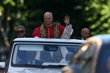 Roma, İtalya 18 Mayıs 2025: Papa XIV. Leo papaya gelir ve yol boyunca inançlıları selamlar. Papa 16. Leo, Robert Francis Prevost, Roma 'daki Santa Maria Maggiore Bazilikasını ziyaret etti..