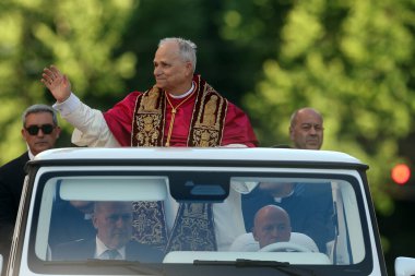 Roma, İtalya 18 Mayıs 2025: Papa XIV. Leo papaya gelir ve yol boyunca inançlıları selamlar. Papa 16. Leo, Robert Francis Prevost, Roma 'daki Santa Maria Maggiore Bazilikasını ziyaret etti..