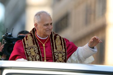 Roma, İtalya 18 Mayıs 2025: Papa XIV. Leo papaya gelir ve yol boyunca inançlıları selamlar. Papa 16. Leo, Robert Francis Prevost, Roma 'daki Santa Maria Maggiore Bazilikasını ziyaret etti..