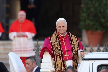 Roma, İtalya 18 Mayıs 2025: Papa 16. Leo inançlıları karşılamak için bazilikanın orta balkonundan çıkar. Papa 16. Leo, Robert Francis Prevost, Roma 'daki Santa Maria Maggiore Bazilikasını ziyaret etti..