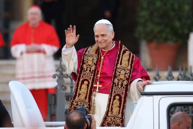 Roma, İtalya 18 Mayıs 2025: Papa 16. Leo inançlıları karşılamak için bazilikanın orta balkonundan çıkar. Papa 16. Leo, Robert Francis Prevost, Roma 'daki Santa Maria Maggiore Bazilikasını ziyaret etti..