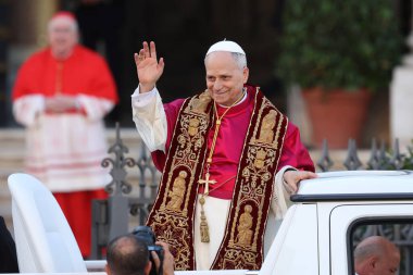 Roma, İtalya 18 Mayıs 2025: Papa 16. Leo inançlıları karşılamak için bazilikanın orta balkonundan çıkar. Papa 16. Leo, Robert Francis Prevost, Roma 'daki Santa Maria Maggiore Bazilikasını ziyaret etti..