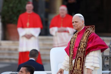 Roma, İtalya 18 Mayıs 2025: Papa 16. Leo inançlıları karşılamak için bazilikanın orta balkonundan çıkar. Papa 16. Leo, Robert Francis Prevost, Roma 'daki Santa Maria Maggiore Bazilikasını ziyaret etti..