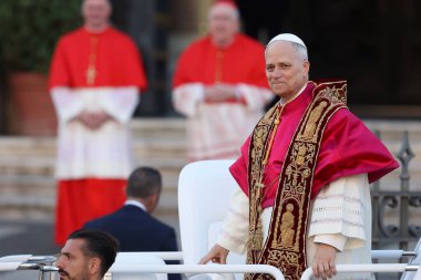 Roma, İtalya 18 Mayıs 2025: Papa 16. Leo inançlıları karşılamak için bazilikanın orta balkonundan çıkar. Papa 16. Leo, Robert Francis Prevost, Roma 'daki Santa Maria Maggiore Bazilikasını ziyaret etti..