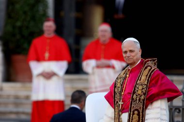 Roma, İtalya 18 Mayıs 2025: Papa 16. Leo inançlıları karşılamak için bazilikanın orta balkonundan çıkar. Papa 16. Leo, Robert Francis Prevost, Roma 'daki Santa Maria Maggiore Bazilikasını ziyaret etti..