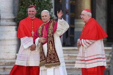 Roma, İtalya 18 Mayıs 2025: Papa 16. Leo inançlıları karşılamak için bazilikanın orta balkonundan çıkar. Papa 16. Leo, Robert Francis Prevost, Roma 'daki Santa Maria Maggiore Bazilikasını ziyaret etti..