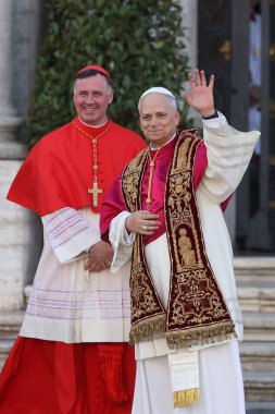 Roma, İtalya 18 Mayıs 2025: Papa 16. Leo inançlıları karşılamak için bazilikanın orta balkonundan çıkar. Papa 16. Leo, Robert Francis Prevost, Roma 'daki Santa Maria Maggiore Bazilikasını ziyaret etti..