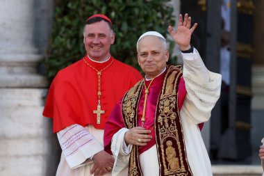 Roma, İtalya 18 Mayıs 2025: Papa 16. Leo inançlıları karşılamak için bazilikanın orta balkonundan çıkar. Papa 16. Leo, Robert Francis Prevost, Roma 'daki Santa Maria Maggiore Bazilikasını ziyaret etti..