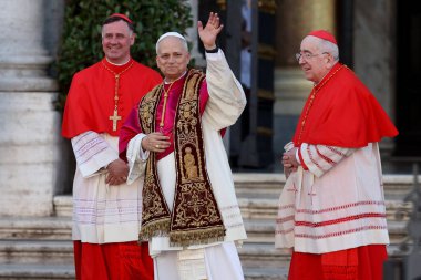 Roma, İtalya 18 Mayıs 2025: Papa 16. Leo inançlıları karşılamak için bazilikanın orta balkonundan çıkar. Papa 16. Leo, Robert Francis Prevost, Roma 'daki Santa Maria Maggiore Bazilikasını ziyaret etti..