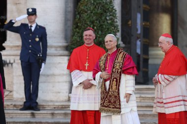 Roma, İtalya 18 Mayıs 2025: Papa 16. Leo inançlıları karşılamak için bazilikanın orta balkonundan çıkar. Papa 16. Leo, Robert Francis Prevost, Roma 'daki Santa Maria Maggiore Bazilikasını ziyaret etti..