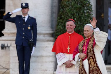 Roma, İtalya 18 Mayıs 2025: Papa 16. Leo inançlıları karşılamak için bazilikanın orta balkonundan çıkar. Papa 16. Leo, Robert Francis Prevost, Roma 'daki Santa Maria Maggiore Bazilikasını ziyaret etti..