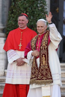 Roma, İtalya 18 Mayıs 2025: Papa 16. Leo inançlıları karşılamak için bazilikanın orta balkonundan çıkar. Papa 16. Leo, Robert Francis Prevost, Roma 'daki Santa Maria Maggiore Bazilikasını ziyaret etti..