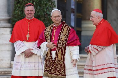 Roma, İtalya 18 Mayıs 2025: Papa 16. Leo inançlıları karşılamak için bazilikanın orta balkonundan çıkar. Papa 16. Leo, Robert Francis Prevost, Roma 'daki Santa Maria Maggiore Bazilikasını ziyaret etti..