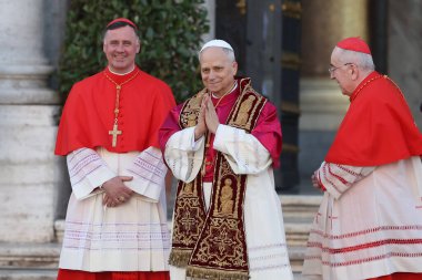 Roma, İtalya 18 Mayıs 2025: Papa 16. Leo inançlıları karşılamak için bazilikanın orta balkonundan çıkar. Papa 16. Leo, Robert Francis Prevost, Roma 'daki Santa Maria Maggiore Bazilikasını ziyaret etti..