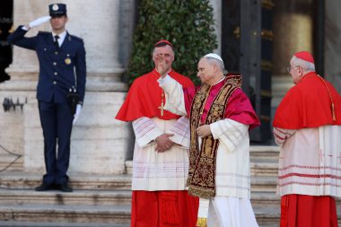 Roma, İtalya 18 Mayıs 2025: Papa 16. Leo inançlıları karşılamak için bazilikanın orta balkonundan çıkar. Papa 16. Leo, Robert Francis Prevost, Roma 'daki Santa Maria Maggiore Bazilikasını ziyaret etti..