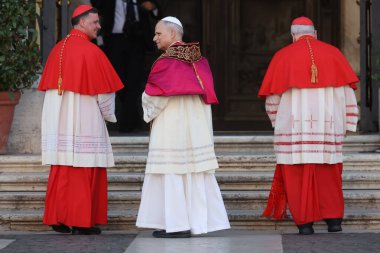 Roma, İtalya 18 Mayıs 2025: Papa 16. Leo inançlıları karşılamak için bazilikanın orta balkonundan çıkar. Papa 16. Leo, Robert Francis Prevost, Roma 'daki Santa Maria Maggiore Bazilikasını ziyaret etti..