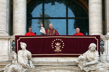 Roma, İtalya 18 Mayıs 2025: Papa 16. Leo inançlıları karşılamak için bazilikanın orta balkonundan çıkar. Papa 16. Leo, Robert Francis Prevost, Roma 'daki Santa Maria Maggiore Bazilikasını ziyaret etti..