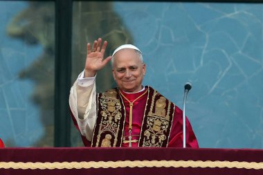 Roma, İtalya 18 Mayıs 2025: Papa 16. Leo inançlıları karşılamak için bazilikanın orta balkonundan çıkar. Papa 16. Leo, Robert Francis Prevost, Roma 'daki Santa Maria Maggiore Bazilikasını ziyaret etti..