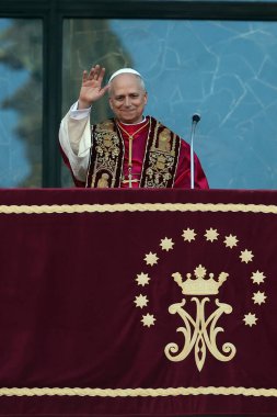 Roma, İtalya 18 Mayıs 2025: Papa 16. Leo inançlıları karşılamak için bazilikanın orta balkonundan çıkar. Papa 16. Leo, Robert Francis Prevost, Roma 'daki Santa Maria Maggiore Bazilikasını ziyaret etti..