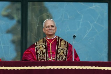 Roma, İtalya 18 Mayıs 2025: Papa 16. Leo inançlıları karşılamak için bazilikanın orta balkonundan çıkar. Papa 16. Leo, Robert Francis Prevost, Roma 'daki Santa Maria Maggiore Bazilikasını ziyaret etti..