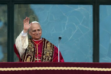 Roma, İtalya 18 Mayıs 2025: Papa 16. Leo inançlıları karşılamak için bazilikanın orta balkonundan çıkar. Papa 16. Leo, Robert Francis Prevost, Roma 'daki Santa Maria Maggiore Bazilikasını ziyaret etti..