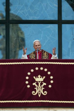 Roma, İtalya 18 Mayıs 2025: Papa 16. Leo inançlıları karşılamak için bazilikanın orta balkonundan çıkar. Papa 16. Leo, Robert Francis Prevost, Roma 'daki Santa Maria Maggiore Bazilikasını ziyaret etti..