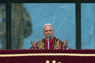 Roma, İtalya 18 Mayıs 2025: Papa 16. Leo inançlıları karşılamak için bazilikanın orta balkonundan çıkar. Papa 16. Leo, Robert Francis Prevost, Roma 'daki Santa Maria Maggiore Bazilikasını ziyaret etti..