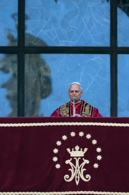 Roma, İtalya 18 Mayıs 2025: Papa 16. Leo inançlıları karşılamak için bazilikanın orta balkonundan çıkar. Papa 16. Leo, Robert Francis Prevost, Roma 'daki Santa Maria Maggiore Bazilikasını ziyaret etti..