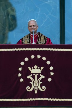 Roma, İtalya 18 Mayıs 2025: Papa 16. Leo inançlıları karşılamak için bazilikanın orta balkonundan çıkar. Papa 16. Leo, Robert Francis Prevost, Roma 'daki Santa Maria Maggiore Bazilikasını ziyaret etti..