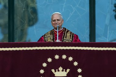 Roma, İtalya 18 Mayıs 2025: Papa 16. Leo inançlıları karşılamak için bazilikanın orta balkonundan çıkar. Papa 16. Leo, Robert Francis Prevost, Roma 'daki Santa Maria Maggiore Bazilikasını ziyaret etti..