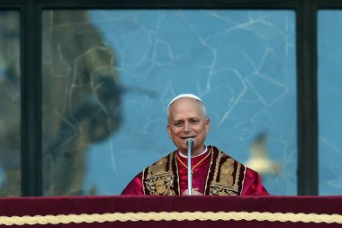 Roma, İtalya 18 Mayıs 2025: Papa 16. Leo inançlıları karşılamak için bazilikanın orta balkonundan çıkar. Papa 16. Leo, Robert Francis Prevost, Roma 'daki Santa Maria Maggiore Bazilikasını ziyaret etti..