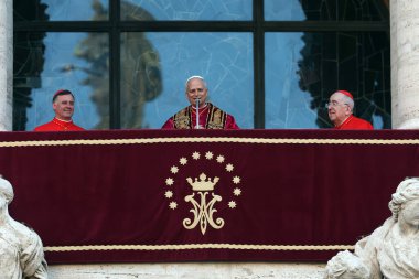 Roma, İtalya 18 Mayıs 2025: Papa 16. Leo inançlıları karşılamak için bazilikanın orta balkonundan çıkar. Papa 16. Leo, Robert Francis Prevost, Roma 'daki Santa Maria Maggiore Bazilikasını ziyaret etti..