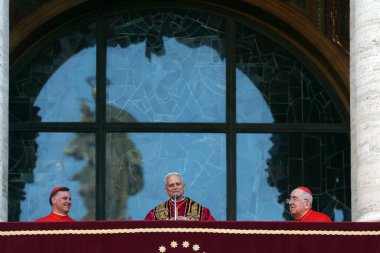 Roma, İtalya 18 Mayıs 2025: Papa 16. Leo inançlıları karşılamak için bazilikanın orta balkonundan çıkar. Papa 16. Leo, Robert Francis Prevost, Roma 'daki Santa Maria Maggiore Bazilikasını ziyaret etti..