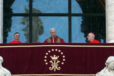 Roma, İtalya 18 Mayıs 2025: Papa 16. Leo inançlıları karşılamak için bazilikanın orta balkonundan çıkar. Papa 16. Leo, Robert Francis Prevost, Roma 'daki Santa Maria Maggiore Bazilikasını ziyaret etti..