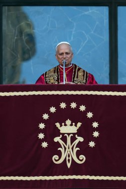 Roma, İtalya 18 Mayıs 2025: Papa 16. Leo inançlıları karşılamak için bazilikanın orta balkonundan çıkar. Papa 16. Leo, Robert Francis Prevost, Roma 'daki Santa Maria Maggiore Bazilikasını ziyaret etti..