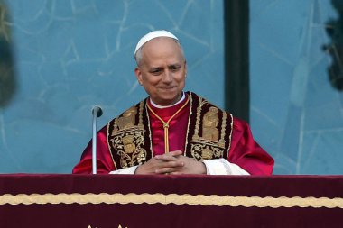 Roma, İtalya 18 Mayıs 2025: Papa 16. Leo inançlıları karşılamak için bazilikanın orta balkonundan çıkar. Papa 16. Leo, Robert Francis Prevost, Roma 'daki Santa Maria Maggiore Bazilikasını ziyaret etti..