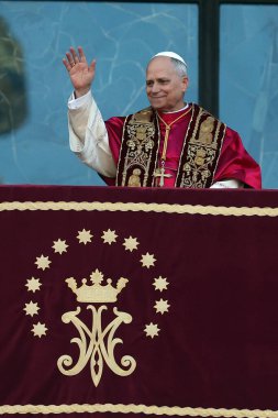 Roma, İtalya 18 Mayıs 2025: Papa 16. Leo inançlıları karşılamak için bazilikanın orta balkonundan çıkar. Papa 16. Leo, Robert Francis Prevost, Roma 'daki Santa Maria Maggiore Bazilikasını ziyaret etti..