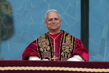 Roma, İtalya 18 Mayıs 2025: Papa 16. Leo inançlıları karşılamak için bazilikanın orta balkonundan çıkar. Papa 16. Leo, Robert Francis Prevost, Roma 'daki Santa Maria Maggiore Bazilikasını ziyaret etti..