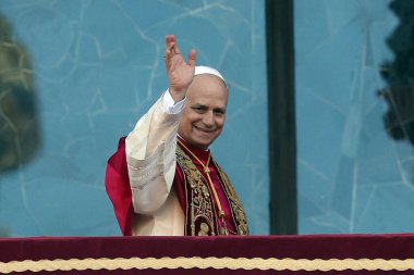 Roma, İtalya 18 Mayıs 2025: Papa 16. Leo inançlıları karşılamak için bazilikanın orta balkonundan çıkar. Papa 16. Leo, Robert Francis Prevost, Roma 'daki Santa Maria Maggiore Bazilikasını ziyaret etti..