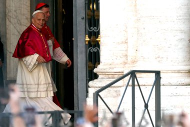 Roma, İtalya 18 Mayıs 2025: Papa 16. Leo inançlıları karşılamak için bazilikanın orta balkonundan çıkar. Papa 16. Leo, Robert Francis Prevost, Roma 'daki Santa Maria Maggiore Bazilikasını ziyaret etti..