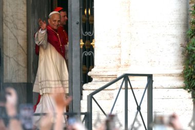 Roma, İtalya 18 Mayıs 2025: Papa 16. Leo inançlıları karşılamak için bazilikanın orta balkonundan çıkar. Papa 16. Leo, Robert Francis Prevost, Roma 'daki Santa Maria Maggiore Bazilikasını ziyaret etti..