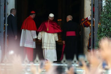 Roma, İtalya 18 Mayıs 2025: Papa 16. Leo inançlıları karşılamak için bazilikanın orta balkonundan çıkar. Papa 16. Leo, Robert Francis Prevost, Roma 'daki Santa Maria Maggiore Bazilikasını ziyaret etti..