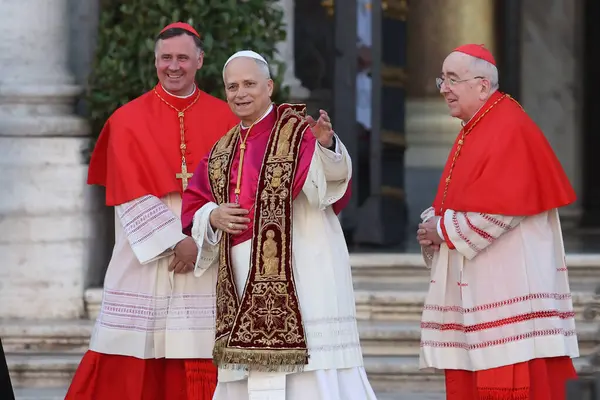 Roma, İtalya 18 Mayıs 2025: Papa 16. Leo inançlıları karşılamak için bazilikanın orta balkonundan çıkar. Papa 16. Leo, Robert Francis Prevost, Roma 'daki Santa Maria Maggiore Bazilikasını ziyaret etti..