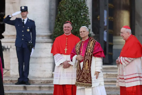 Roma, İtalya 18 Mayıs 2025: Papa 16. Leo inançlıları karşılamak için bazilikanın orta balkonundan çıkar. Papa 16. Leo, Robert Francis Prevost, Roma 'daki Santa Maria Maggiore Bazilikasını ziyaret etti..