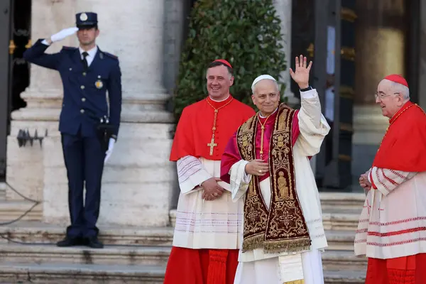 Roma, İtalya 18 Mayıs 2025: Papa 16. Leo inançlıları karşılamak için bazilikanın orta balkonundan çıkar. Papa 16. Leo, Robert Francis Prevost, Roma 'daki Santa Maria Maggiore Bazilikasını ziyaret etti..