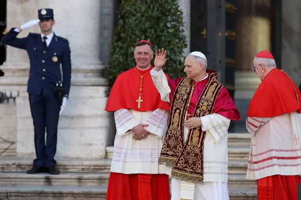 Roma, İtalya 18 Mayıs 2025: Papa 16. Leo inançlıları karşılamak için bazilikanın orta balkonundan çıkar. Papa 16. Leo, Robert Francis Prevost, Roma 'daki Santa Maria Maggiore Bazilikasını ziyaret etti..